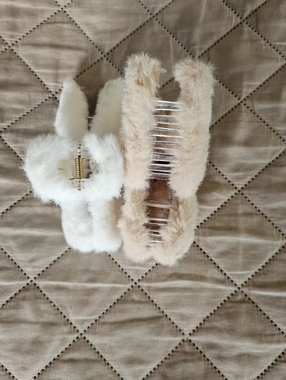 Hair accessories 2 Fluffy  hair claws, New